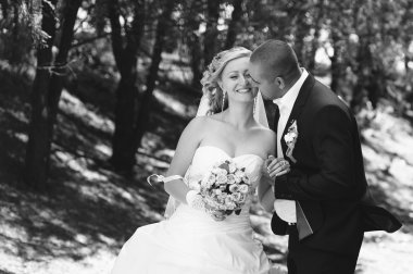 Gelin ve damat, düğün günü açık havada yürüyüş Doğa bahar. mutlu yeni evli kadın ve erkek yeşil park kucaklayan gelin çift. sevgi dolu evlilik çift açık.