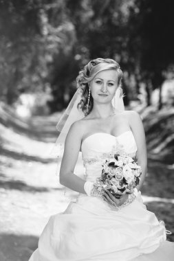 Güzel gelin açık havada. Gelin düğün buket dışında tutarak. Gelin. Saç modeli düğün. Bir bardak güzel bir beyaz gelin açık