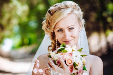 Güzel gelin açık havada. Gelin düğün buket dışında tutarak. Gelin. Saç modeli düğün. Bir bardak güzel bir beyaz gelin açık