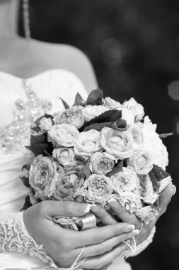 Güzel gelin açık havada. Gelin düğün buket dışında tutarak. Gelin. Saç modeli düğün. Bir bardak güzel bir beyaz gelin açık