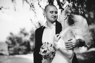 Gelin ve damat, düğün günü açık havada yürüyüş Doğa bahar. mutlu yeni evli kadın ve erkek yeşil park kucaklayan gelin çift. sevgi dolu evlilik çift açık.