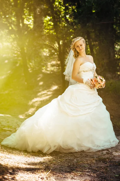 Belle mariée à l'extérieur. Mariée tenant un bouquet de mariage dehors. Mariée. Coiffure de mariage. Un plan d'une belle mariée caucasienne en plein air — Photo