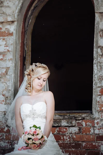 Bella sposa all'aperto. Sposa che tiene bouquet da sposa fuori. Sposa. Acconciatura da sposa. Un colpo di una bella sposa caucasica all'aperto — Foto Stock