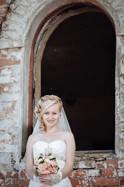 Bella sposa all'aperto. Sposa che tiene bouquet da sposa fuori. Sposa. Acconciatura da sposa. Un colpo di una bella sposa caucasica all'aperto — Foto Stock