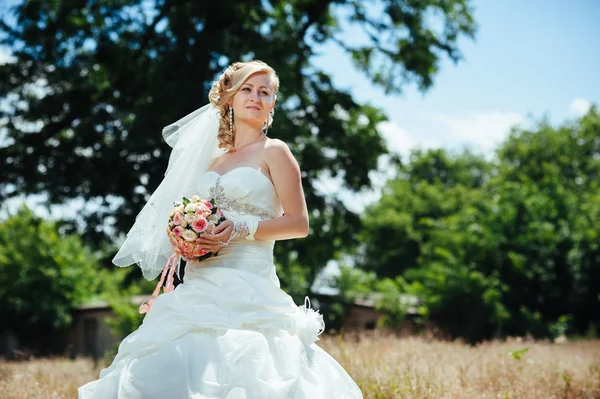 Pengantin yang cantik di luar. Pengantin wanita memegang buket pernikahan di luar. Pengantin. Gaya rambut pernikahan. Sebuah gambar dari pengantin Kaukasia yang indah di luar — Stok Foto