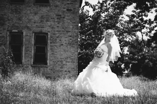 Hermosa novia al aire libre. Novia celebrando el ramo de bodas afuera. Novia. Peinado de boda. Un disparo de una hermosa novia caucásica al aire libre — Foto de Stock