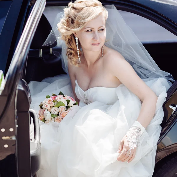 Portrait of a pretty bride in a car.  close-up portrait of a pretty shy bride in a car window. — Stock Photo, Image