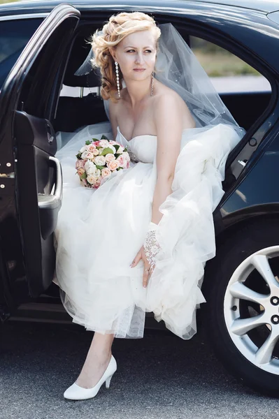 Portrait d'une jolie mariée dans une voiture. portrait en gros plan d'une jolie mariée timide dans une fenêtre de voiture . — Photo