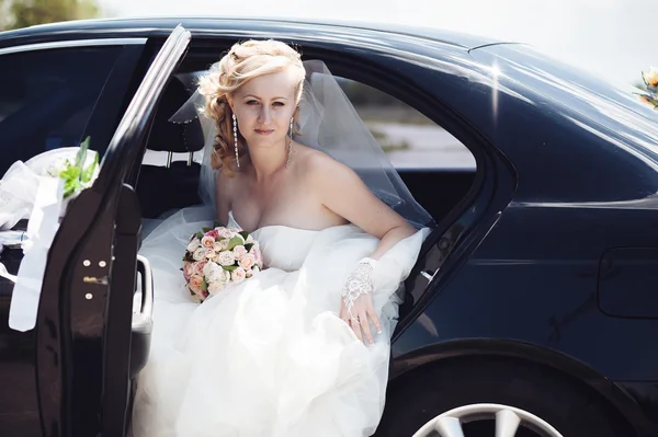 Portrait d'une jolie mariée dans une voiture. portrait en gros plan d'une jolie mariée timide dans une fenêtre de voiture . — Photo