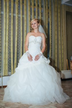 Güzel şehvetli gelin, düğün günü, düğün buket çiçek ile yeni evli romantik kadın lüks bir restoranda. mutlu yeni evli kız. Evlilik günü. çiçekli gelin. Restoran geline