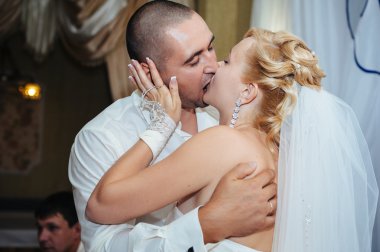 Gelin ve Damat Düğün dansı. Güzel gelin ve damat onların düğün kutlama lüks bir restoranda üzerinde.