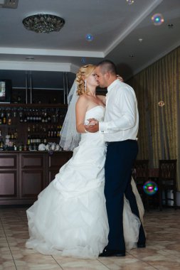 Gelin ve Damat Düğün dansı. Güzel gelin ve damat onların düğün kutlama lüks bir restoranda üzerinde.