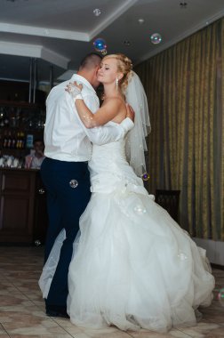 Gelin ve Damat Düğün dansı. Güzel gelin ve damat onların düğün kutlama lüks bir restoranda üzerinde.