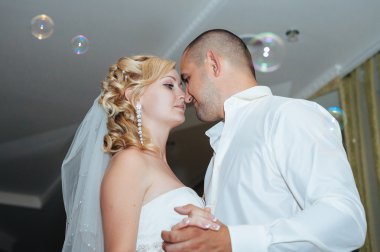 Gelin ve Damat Düğün dansı. Güzel gelin ve damat onların düğün kutlama lüks bir restoranda üzerinde.