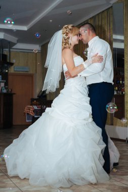 Gelin ve Damat Düğün dansı. Güzel gelin ve damat onların düğün kutlama lüks bir restoranda üzerinde.