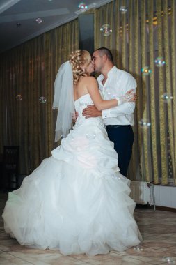 Gelin ve Damat Düğün dansı. Güzel gelin ve damat onların düğün kutlama lüks bir restoranda üzerinde.