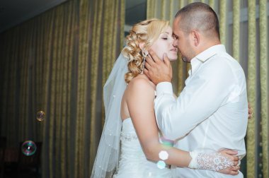 Gelin ve Damat Düğün dansı. Güzel gelin ve damat onların düğün kutlama lüks bir restoranda üzerinde.