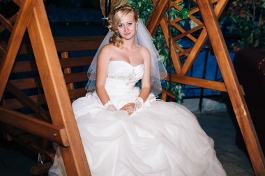 Güzel şehvetli gelin, düğün günü, düğün buket çiçek ile yeni evli romantik kadın lüks bir restoranda. mutlu yeni evli kız. Evlilik günü. çiçekli gelin. Restoran geline