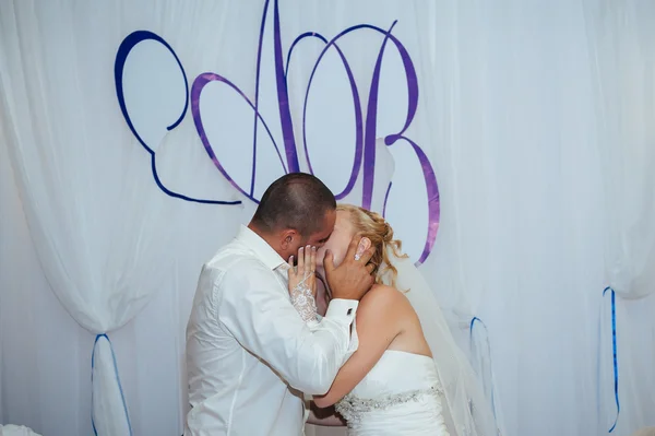 Baile de boda de novia y novio. Encantadores novios en la celebración de su boda en un lujoso restaurante . —  Fotos de Stock