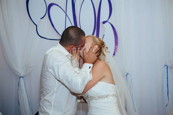 Danse de mariage des mariés. Mariés de charme lors de leur célébration de mariage dans un restaurant luxueux . — Photo