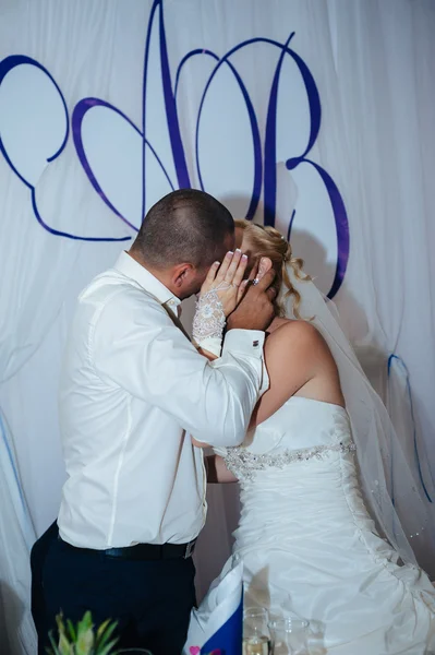 Danse de mariage des mariés. Mariés de charme lors de leur célébration de mariage dans un restaurant luxueux . — Photo