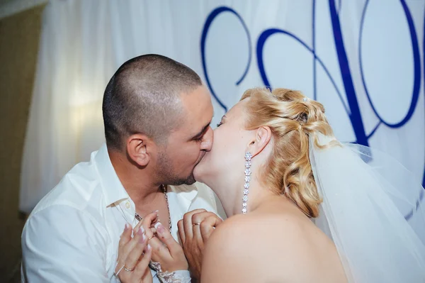 Baile de boda de novia y novio. Encantadores novios en la celebración de su boda en un lujoso restaurante . — Foto de Stock