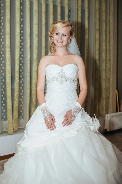 Belle mariée sensuelle dans un restaurant luxueux le jour du mariage, femme romantique nouvellement mariée avec des fleurs de bouquet de mariage. heureuse jeune mariée. le jour du mariage. mariée avec des fleurs. Mariée au restaurant — Photo