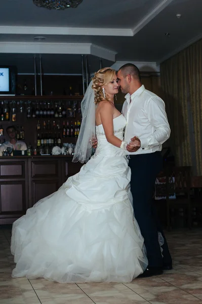 Gelin ve Damat Düğün dansı. Güzel gelin ve damat onların düğün kutlama lüks bir restoranda üzerinde. — Stok fotoğraf