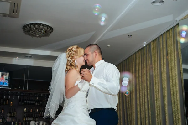 Baile de boda de novia y novio. Encantadores novios en la celebración de su boda en un lujoso restaurante . — Foto de Stock