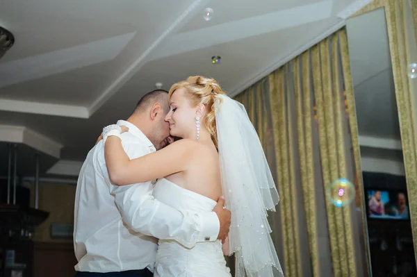 Baile de boda de novia y novio. Encantadores novios en la celebración de su boda en un lujoso restaurante . — Foto de Stock