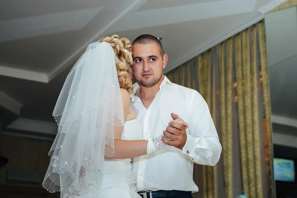 Wedding dance of bride and groom. Charming bride and groom on their wedding celebration in a luxurious restaurant. — Stock Photo, Image