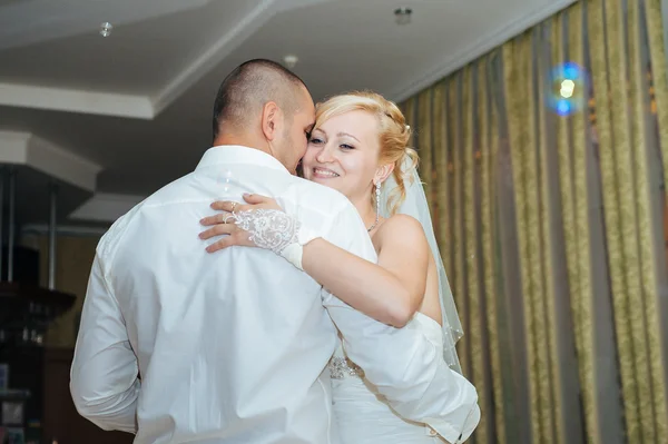 Wedding dance of bride and groom. Charming bride and groom on their wedding celebration in a luxurious restaurant. — Stock Photo, Image