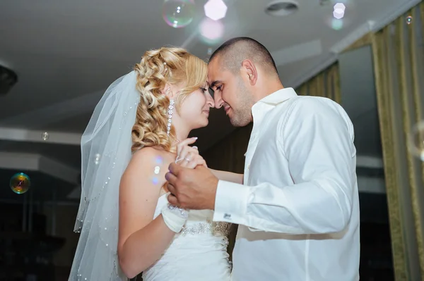 Bruiloft dans van bruid en bruidegom. Charmante bruid en bruidegom op hun huwelijksfeest in een luxe restaurant. — Stockfoto
