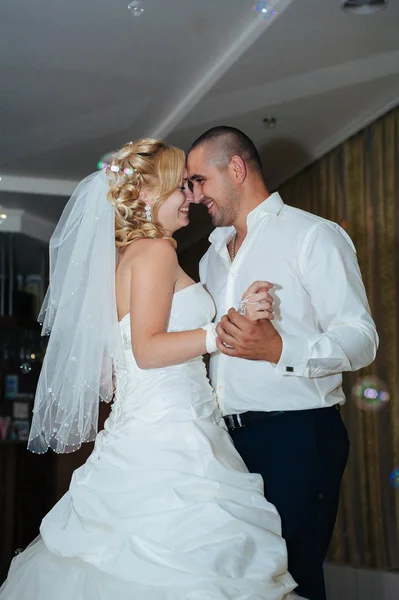 Gelin ve Damat Düğün dansı. Güzel gelin ve damat onların düğün kutlama lüks bir restoranda üzerinde. — Stok fotoğraf