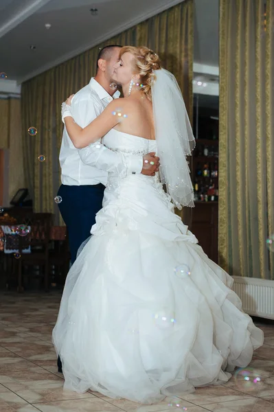 Danse de mariage des mariés. Mariés de charme lors de leur célébration de mariage dans un restaurant luxueux . — Photo