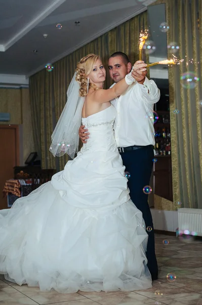 Dança de casamento de noiva e noivo. Noiva encantadora e noivo em sua celebração de casamento em um restaurante luxuoso . — Fotografia de Stock