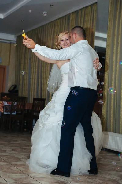 신부 및 신랑의 웨딩 댄스입니다. 매력적인 신부와 신랑의 고급 스러운 레스토랑에서 그들의 결혼식 축 하에. — 스톡 사진