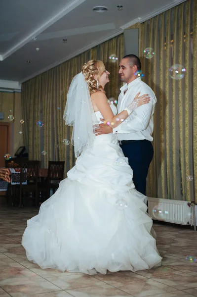 Wedding dance of bride and groom. Charming bride and groom on their wedding celebration in a luxurious restaurant. — Stock Photo, Image