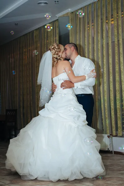 Baile de boda de novia y novio. Encantadores novios en la celebración de su boda en un lujoso restaurante . — Foto de Stock