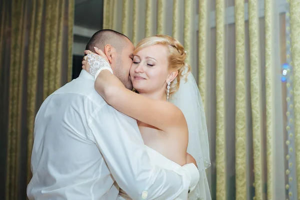 Ballo nuziale di sposa e sposo. Affascinanti sposi durante la loro celebrazione di nozze in un lussuoso ristorante . — Foto Stock