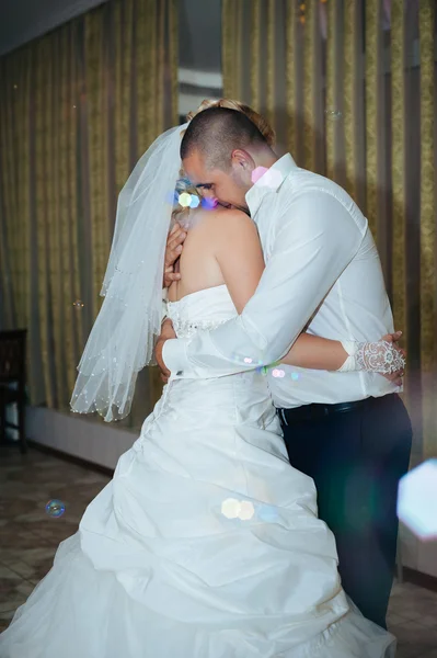 Danse de mariage des mariés. Mariés de charme lors de leur célébration de mariage dans un restaurant luxueux . — Photo