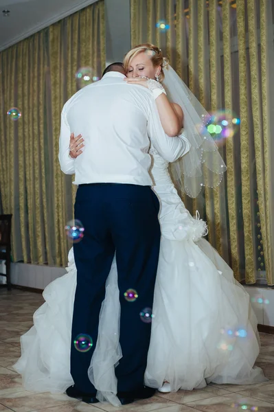 Ballo nuziale di sposa e sposo. Affascinanti sposi durante la loro celebrazione di nozze in un lussuoso ristorante . — Foto Stock