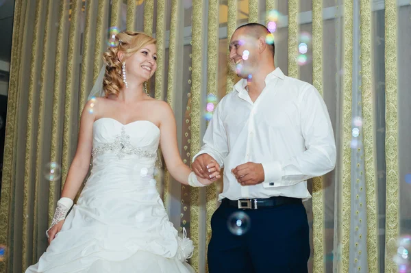 Baile de boda de novia y novio. Encantadores novios en la celebración de su boda en un lujoso restaurante . — Foto de Stock