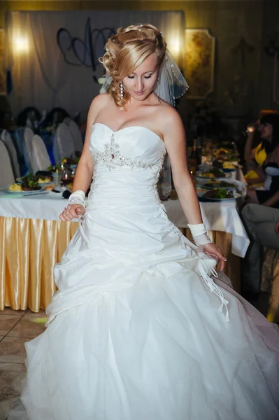 Bella sposa sensuale in un lussuoso ristorante il giorno del matrimonio, donna romantica appena sposata con fiori bouquet da sposa. felice ragazza appena sposata. Il giorno del matrimonio. sposa con fiori. Sposa al ristorante — Foto Stock