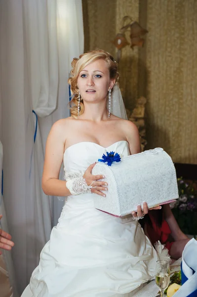 Mooie sensuele bruid in een luxe restaurant op trouwdag, newlywed romantische vrouw met bruiloft boeket bloemen. Gelukkig jonggehuwde meisje. dag van het huwelijk. bruid met bloemen. Bruid in restaurant. — Stockfoto