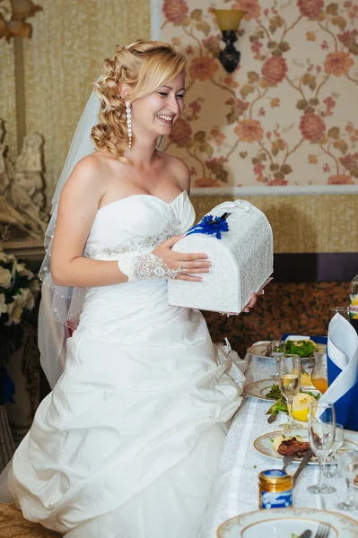 Bella sposa sensuale in un lussuoso ristorante il giorno del matrimonio, donna romantica appena sposata con fiori bouquet da sposa. felice ragazza appena sposata. Il giorno del matrimonio. sposa con fiori. Sposa al ristorante . — Foto Stock