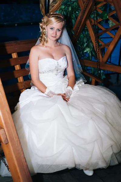 Schöne sinnliche Braut in einem luxuriösen Restaurant am Hochzeitstag, frisch vermählte romantische Frau mit Brautstrauß Blumen. glückliches frisch vermähltes Mädchen. Hochzeitstag. Braut mit Blumen. Braut im Restaurant — Stockfoto