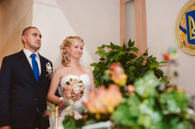 Gelin ve damat arka planda ile buket düğün. Sığ Dof