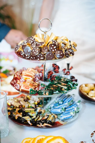 Mesa con comida y bebida. Servicio de mesa de catering con cubiertos y copas de vidrio en el restaurante antes de la fiesta —  Fotos de Stock