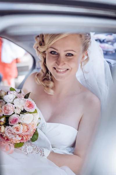 Portrait de jolie femme dans une voiture. portrait en gros plan de jolie mariée timide à la fenêtre de la voiture — Photo